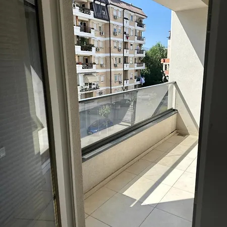 Lucy And Jovana * סקופיה